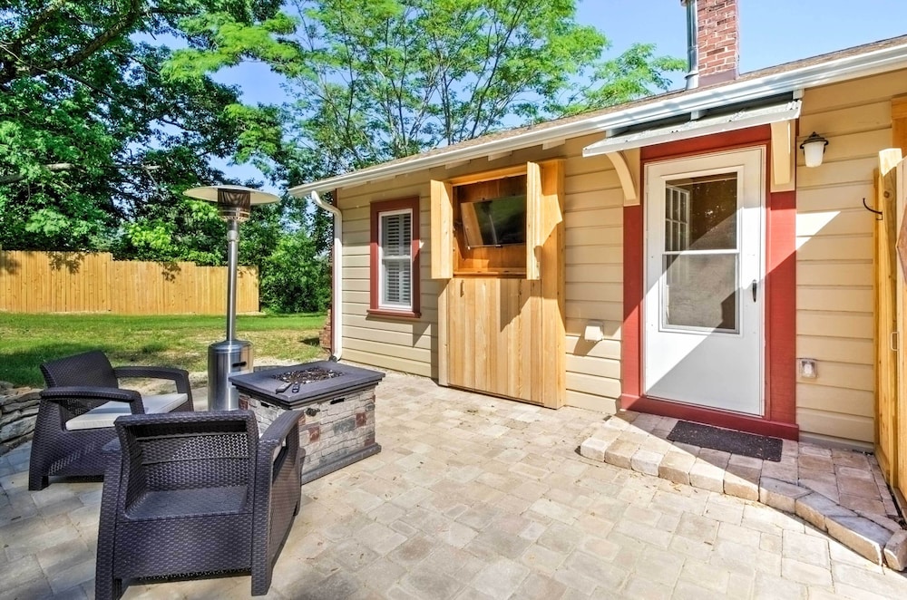 Lovely Cottage w/ Sauna & Fire Pit Near Asheville!