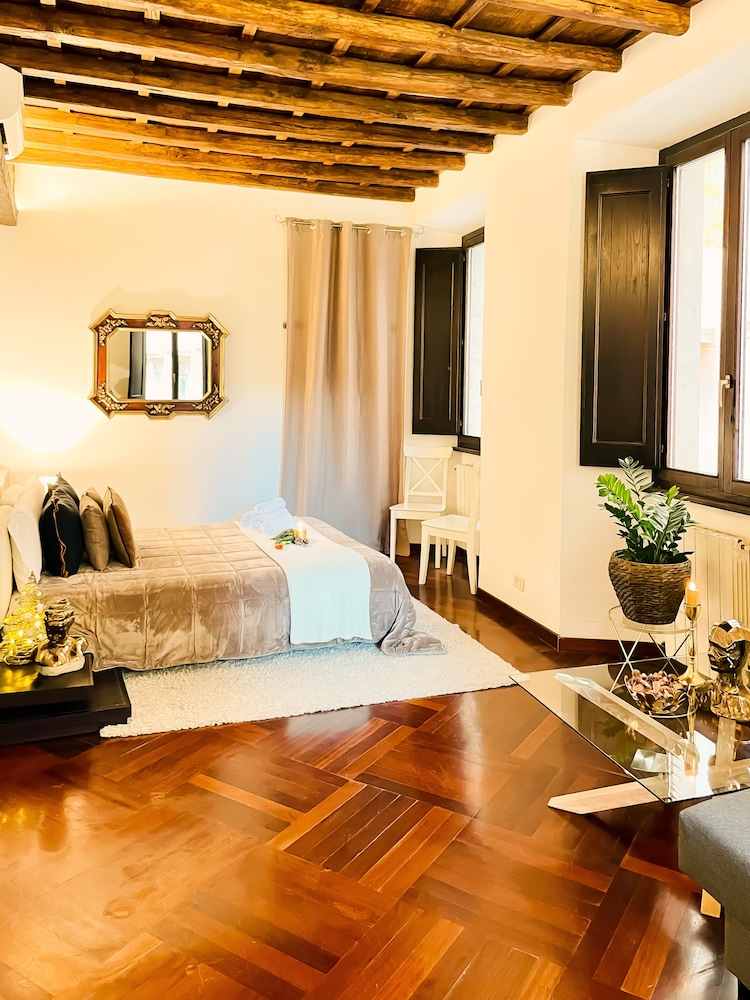 Trevi Fountain Stylish Guesthouse
