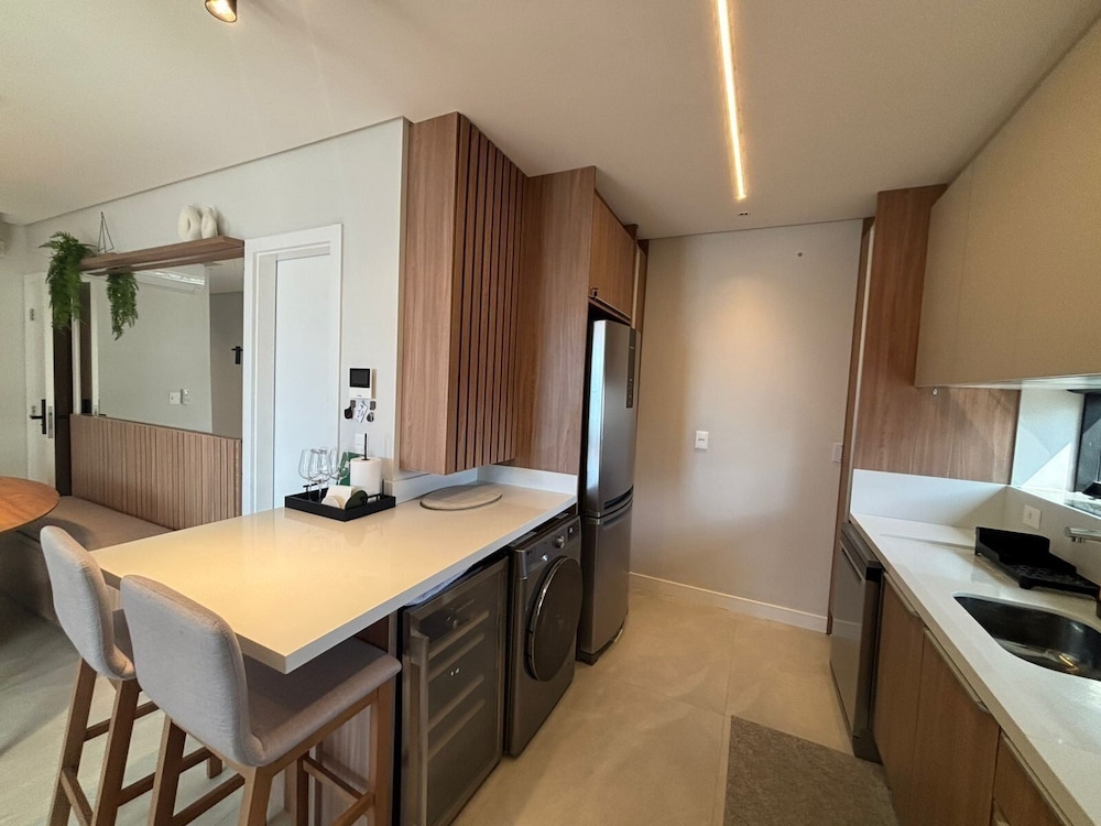 Partial Ocean View Apt w/ Barbecue Grill Axp1301