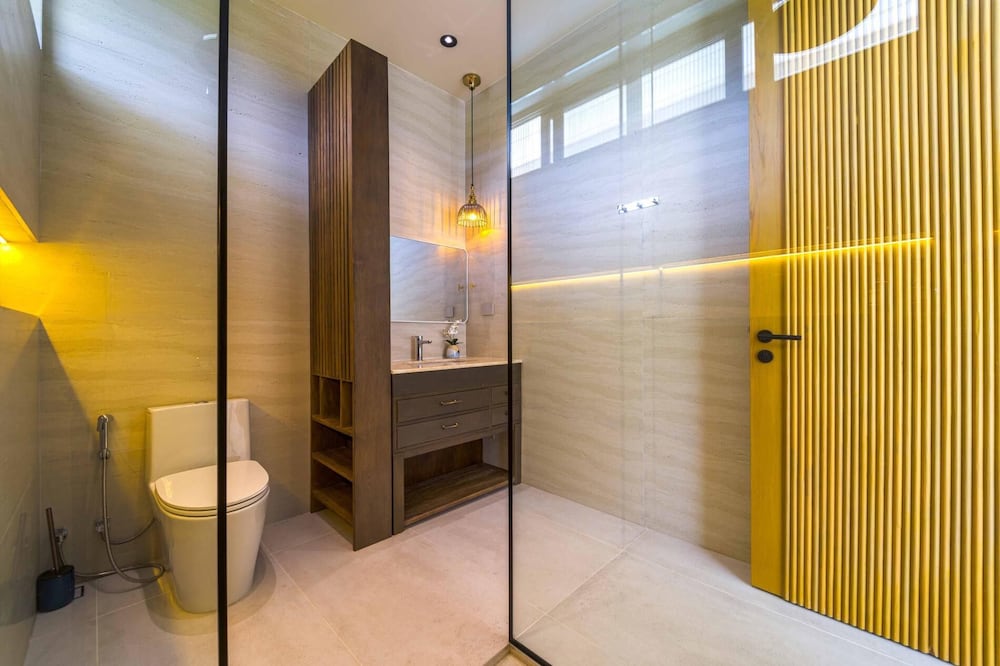 Ultra-Modern 6-Bedroom in GolfCourse PH6
