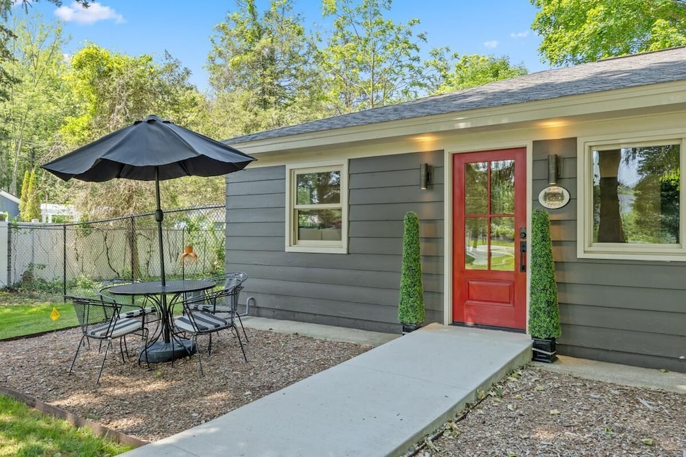 The Pines-pets,across From Ivy Center EC, Town!