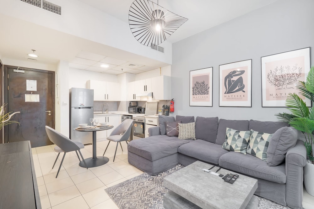 Pleasing 1-bedroom for 4 in JVC for Relaxing Getaway