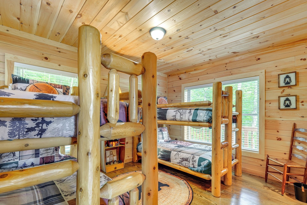 Hot Tub, Game Room & Views: Mars Hill Mtn Retreat!
