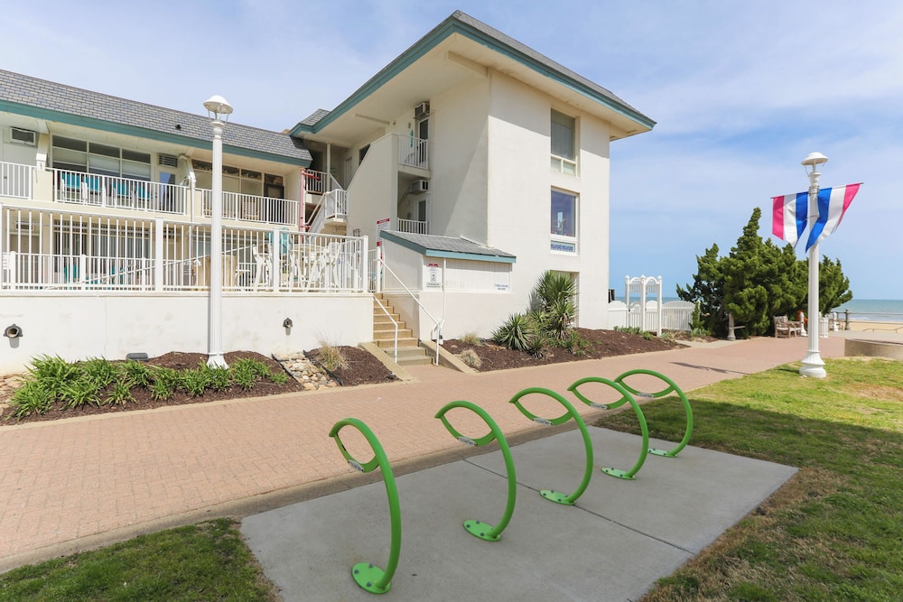 Exclusive Beach Access: VA Beach Studio Condo!