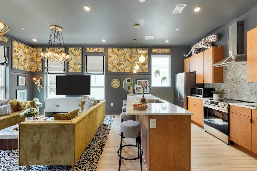 Colorful 4BR w/ Artful Design, Dining & Easy Access to Broadway The Bloom House by Avantstay