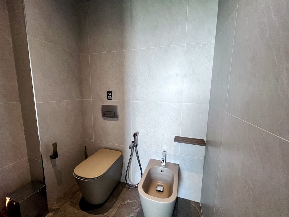 128 LIM - 2001 Stay Only Tower Suite