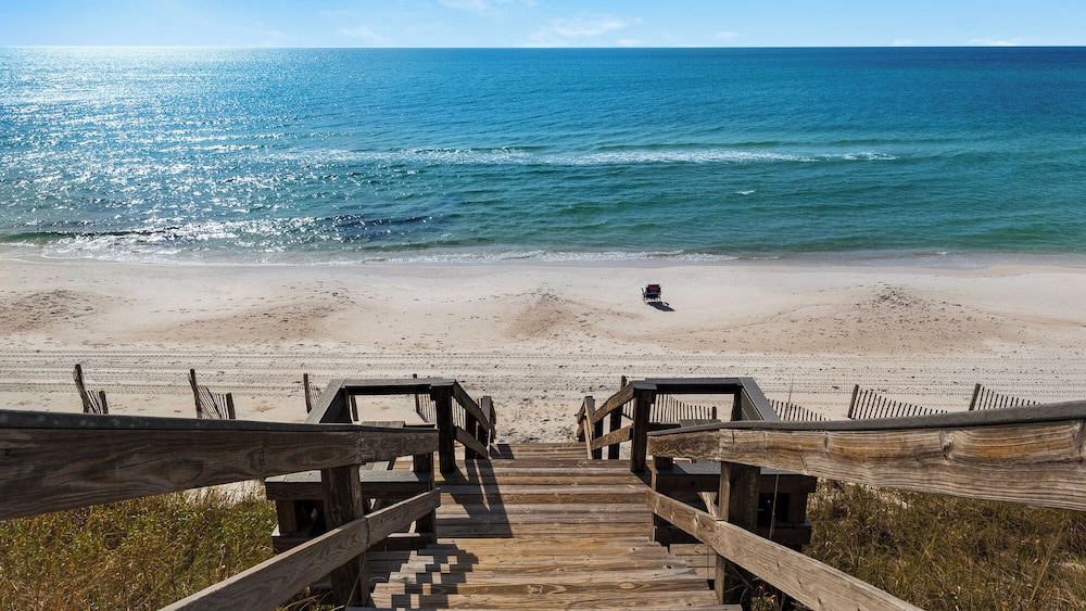 Sand Cliffs 108: Steps to Beach & Pool Access!