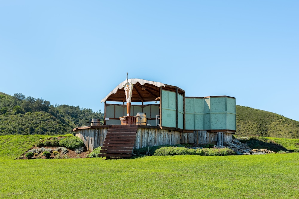 Amazing Riverside Retreat With Hot Tub & Ecopool