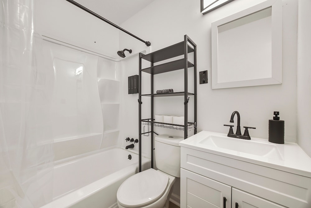 Modern Newly Renovated 3-bedroom in Historic West End