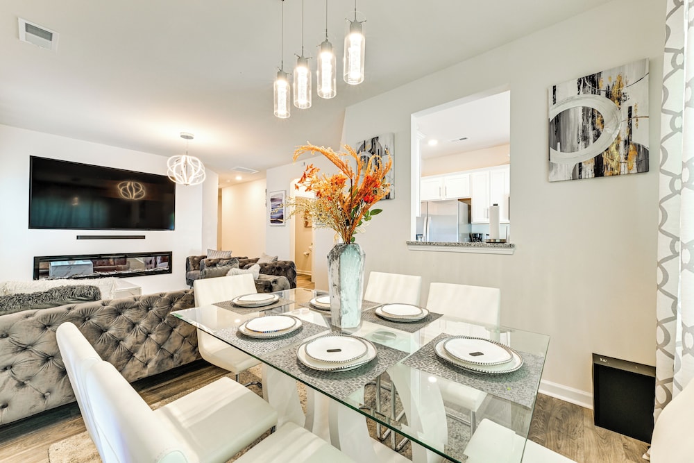 7 Mi to Uptown - Pet-friendly 2-story Townhome!