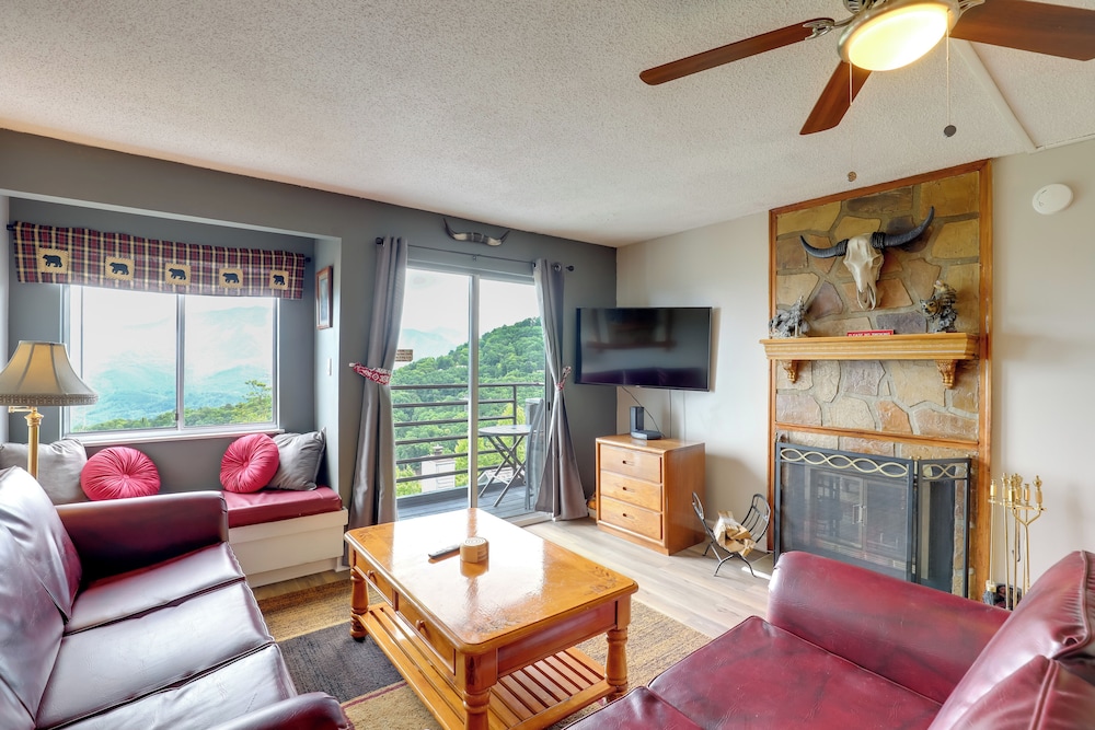 Smokies Condo 3 Mi to Nat'l Park + Hot Tub Access