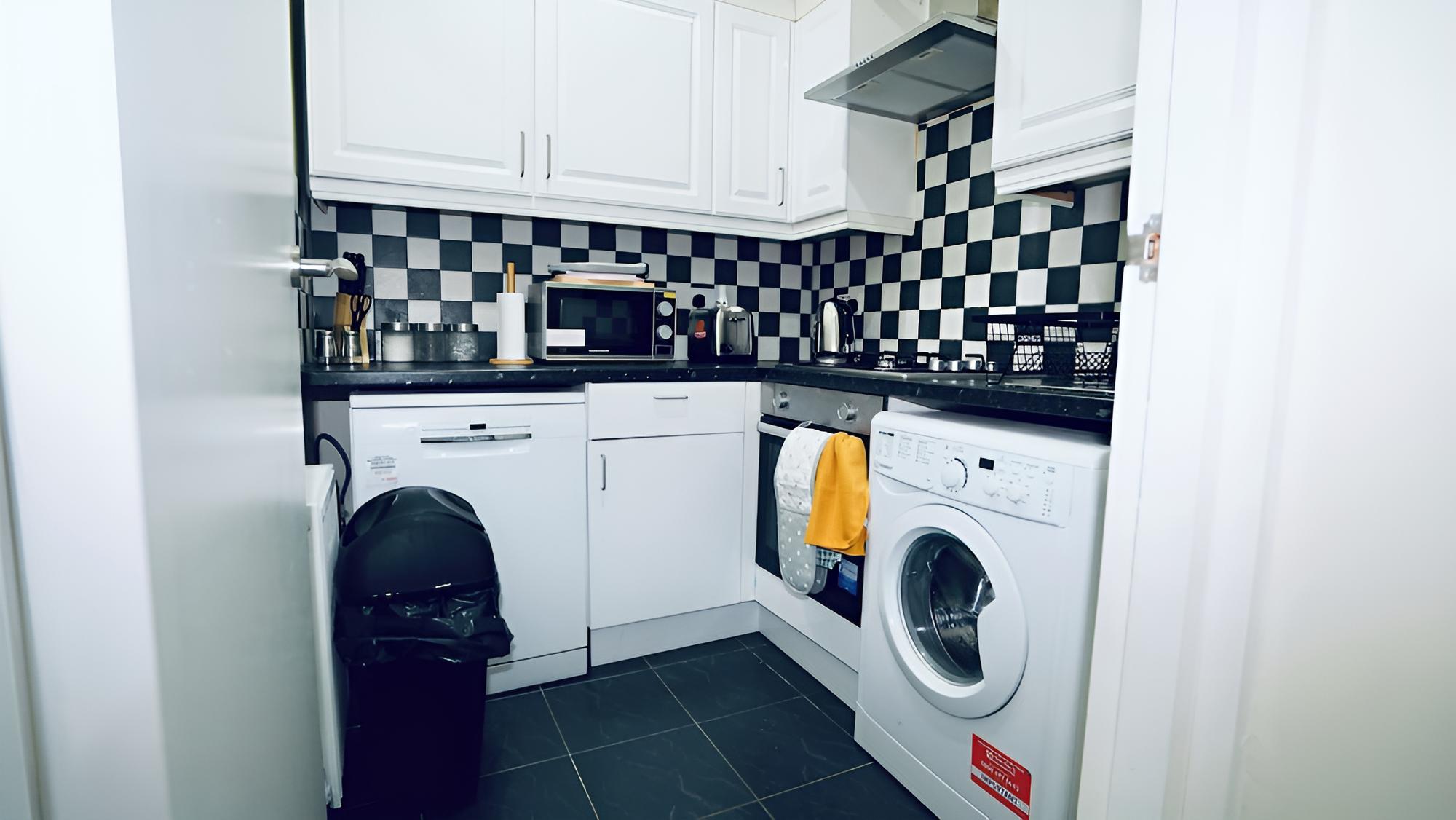 F3 Cranbrook Stunning Apt Free Parking view 2