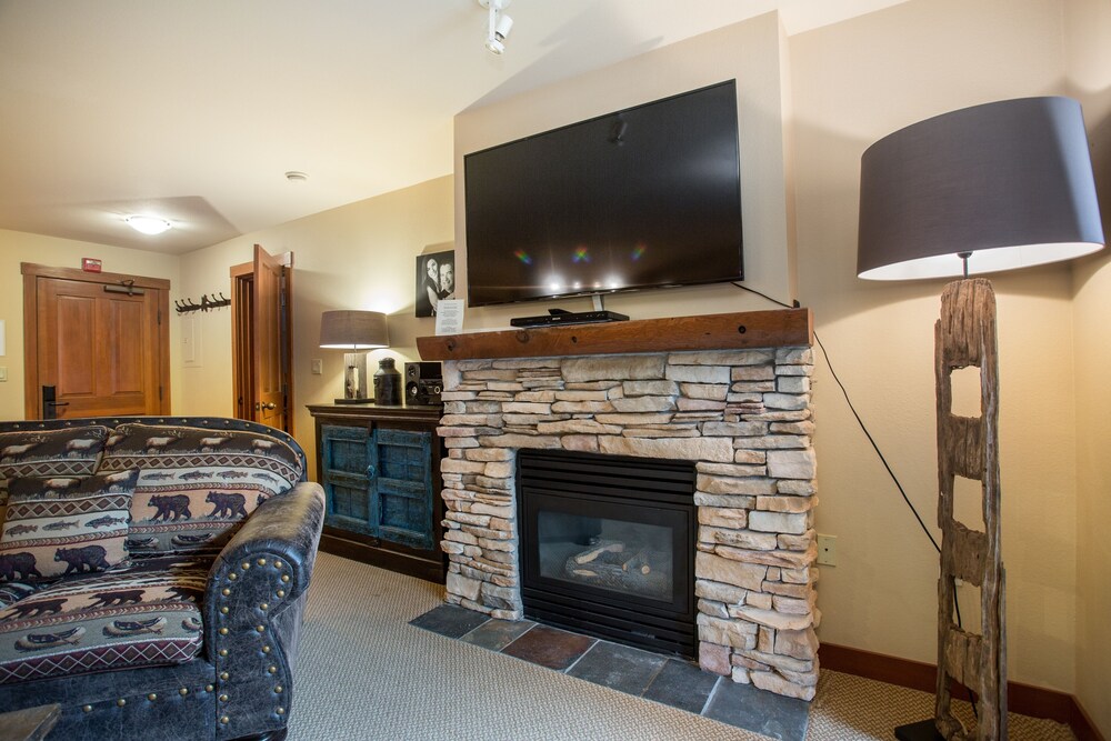 3220 - Two Bedroom Standard Powderhorn Lodge 2 Condo by RedAwning view 5