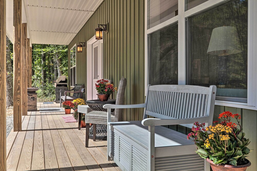 16 Mi to Ski Slopes! Creekside Poconos Cottage