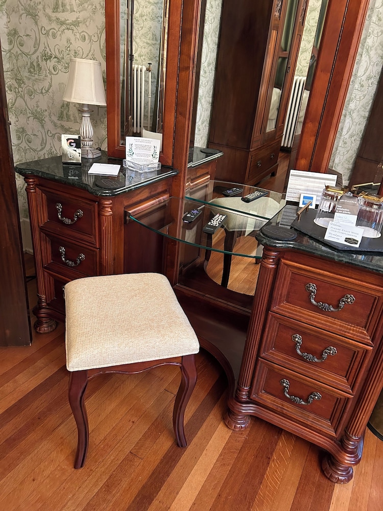 Grand Colonial B&B