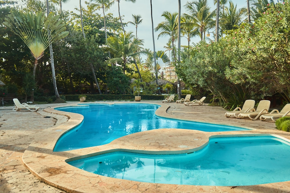 Los Corales Beach Village