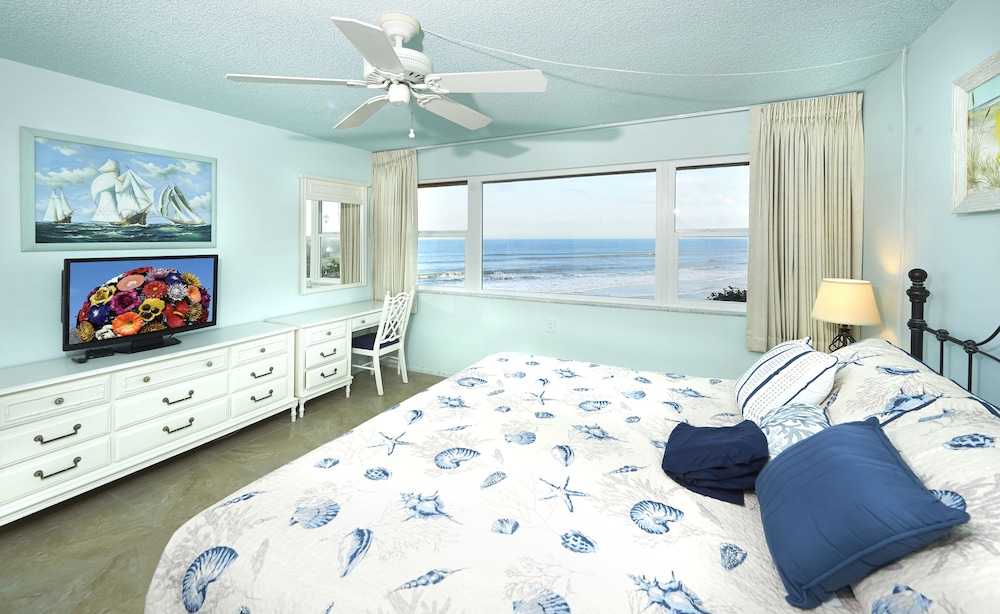 Paradise Beach Club by Happy Palm Stays