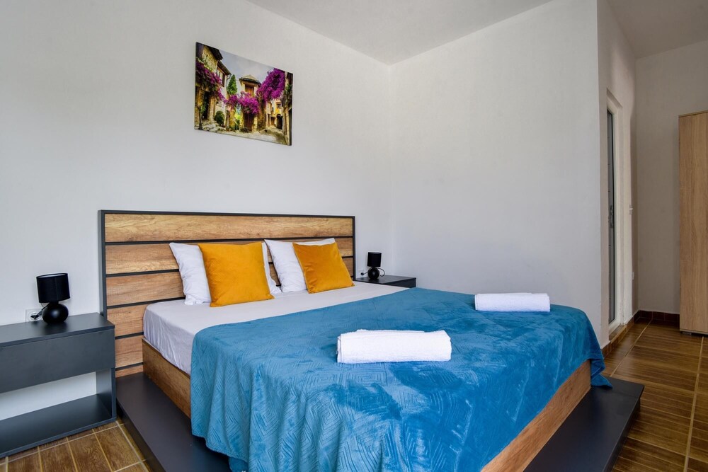 Flat w Garden and Balcony 5 min to Beach in Uljinc photo 4