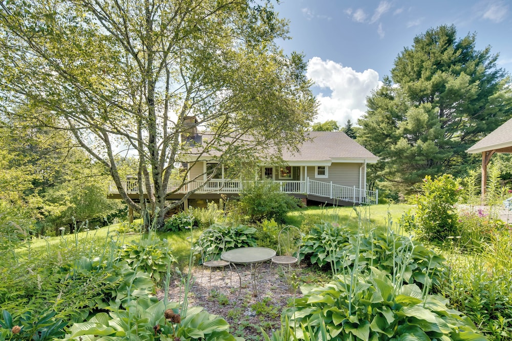 Getaway w/ Guest House - 6 Mi to Lake Glenville!