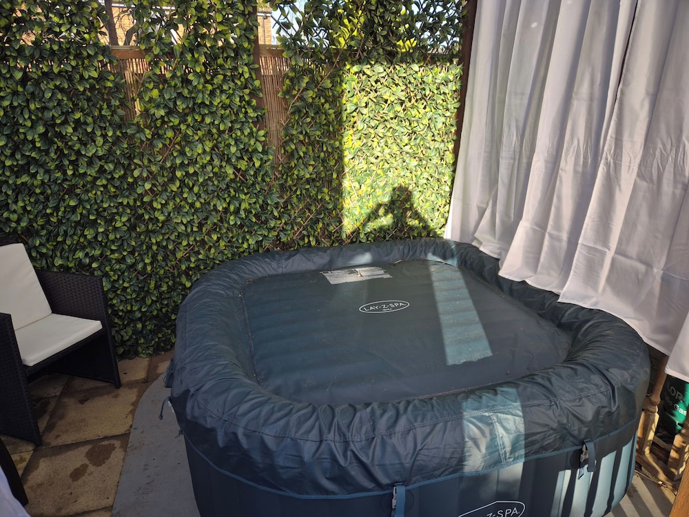 Cosy 1BR Hideaway - Hot Tub, Wifi & Private Pond