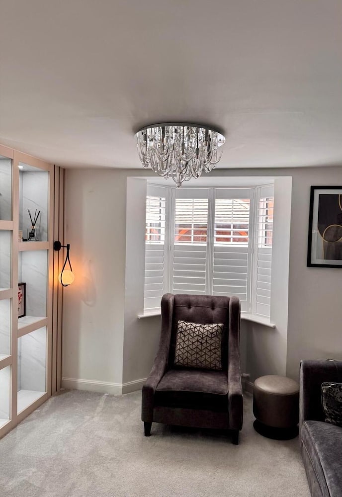 High END Spacious 4 Bed House - Free Parking