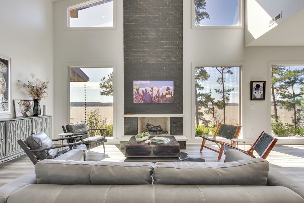 Private Dock & River Views: Modern Gem in Waterloo