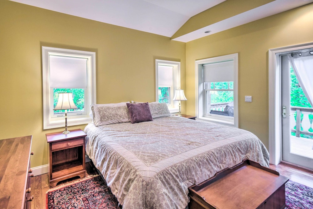 Spacious Bartlett Home w/ Fireplace + Kitchen view 5
