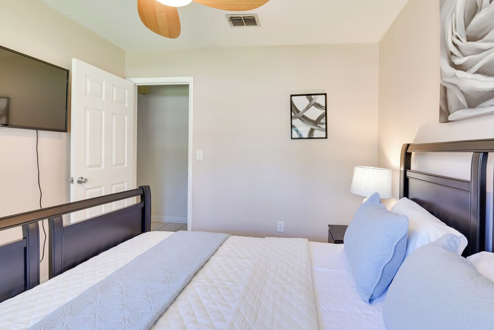 Sunny Retreat w/ Hot Tub in Fort Walton Beach!