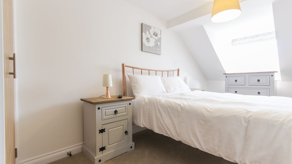 2 Bed- Crow's Nest by Pureserviced view 4