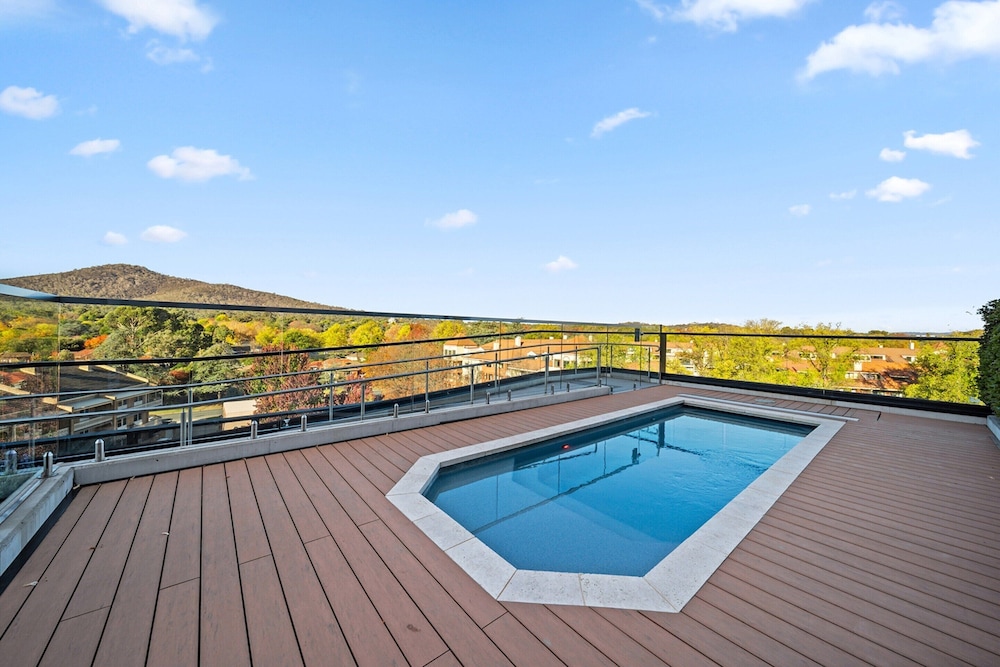 Bright Unit With Secure Parking and Garden Access