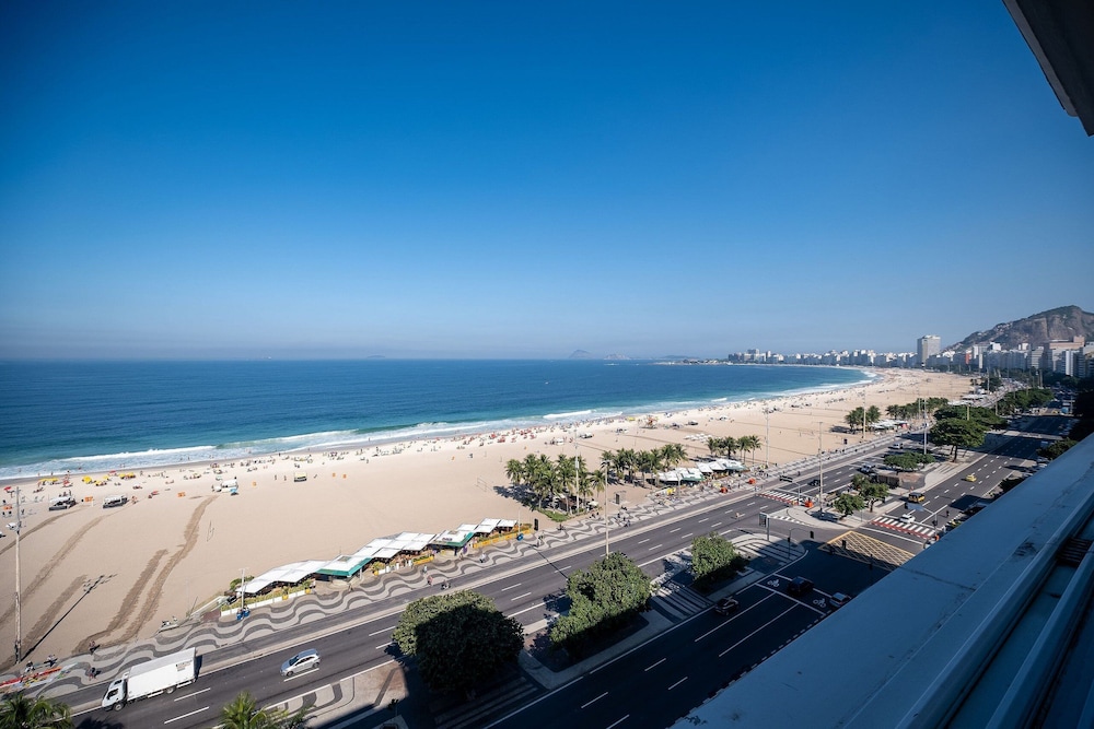 Copacabana – Av. Atlântica | 3 suítes, Vista Mar, 1 min praia de Copacabana - por Casapē Rio