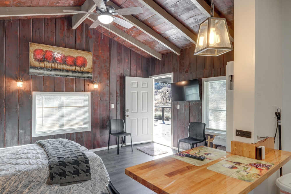 Private Deck & Views: Frazier Mountain Cabin