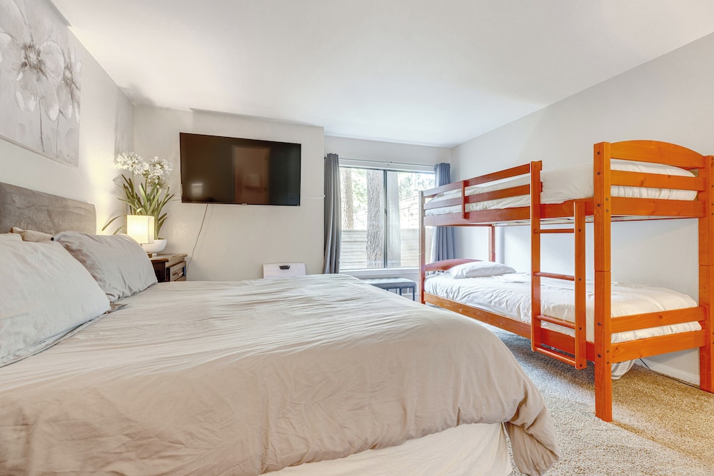 Scenic Mammoth Lakes Condo: Near Skiing & Hiking! view 4