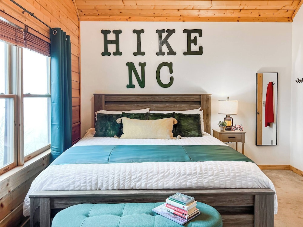 3 Kings 4 Bunks-sleeps 10-smart TV X6-parking out Front-full Kitchen-hot Tub