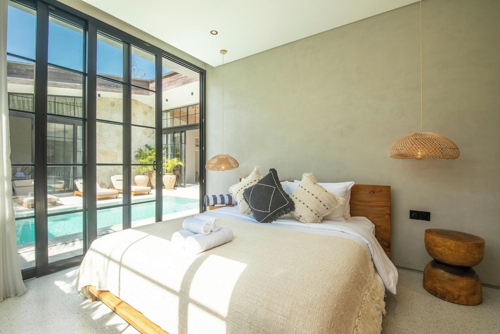 Stylish 5BR Boho Hideaway, 5 Minutes Bingin Beach