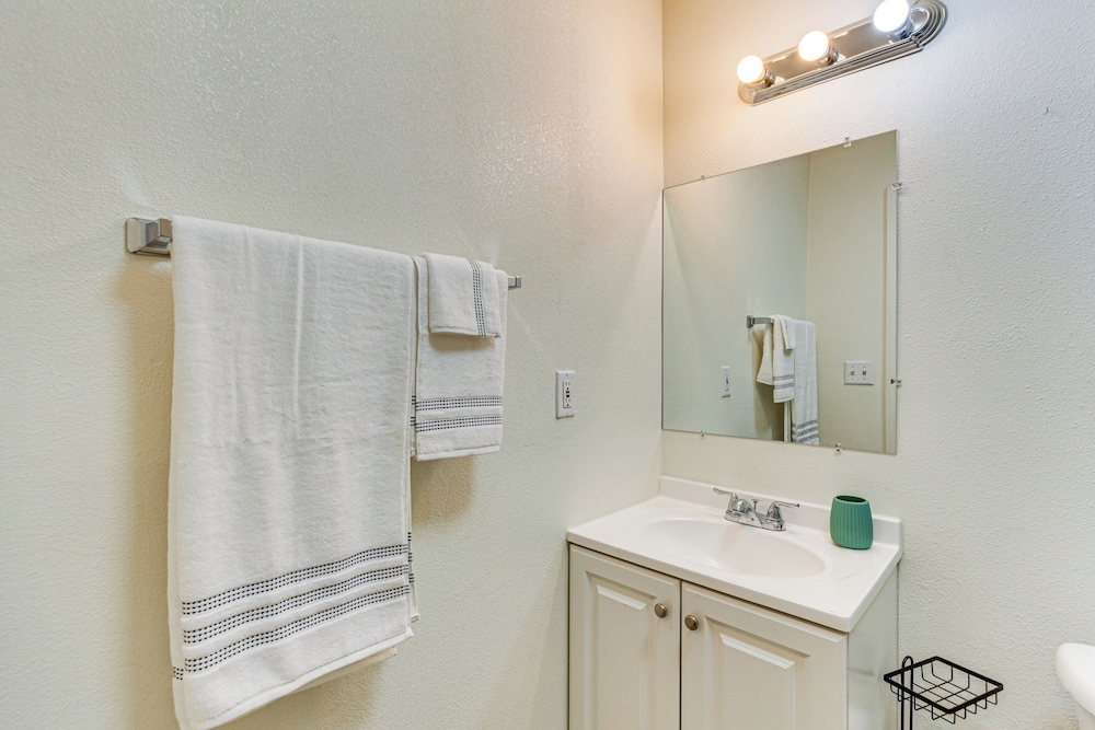 Hemet Retreat w/ Peak Views + 2 Saunas