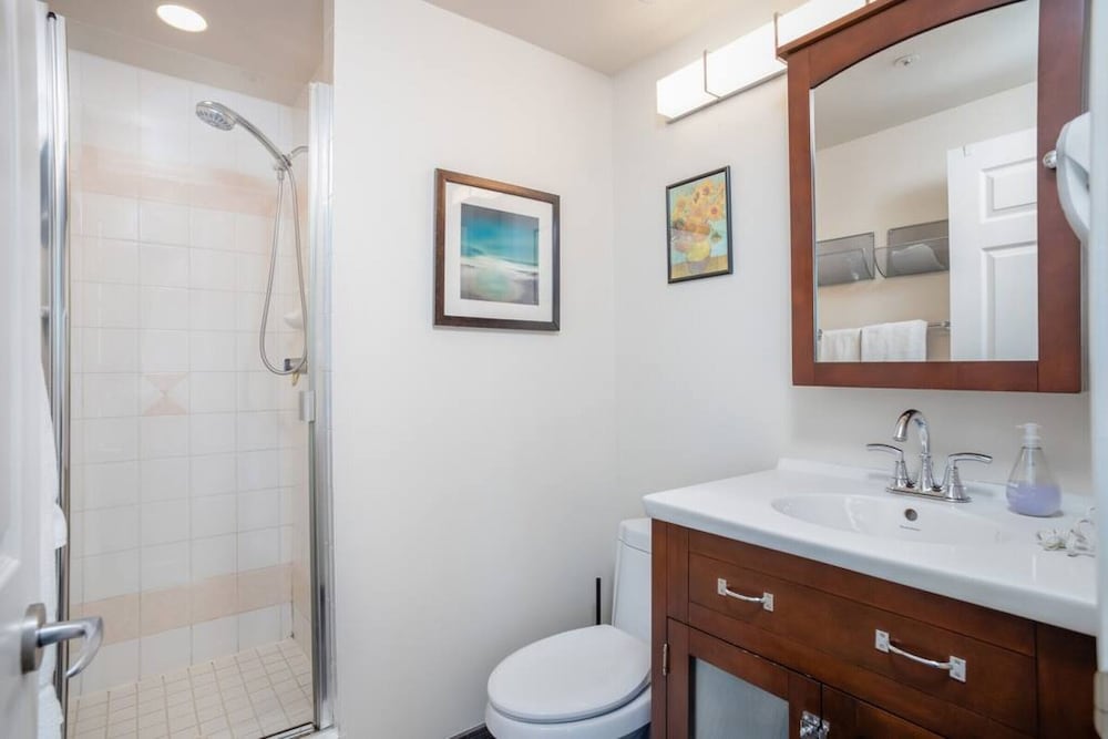 Beautiful 2 Bdrm 2bath Condo Downtown With Views of the Ocean