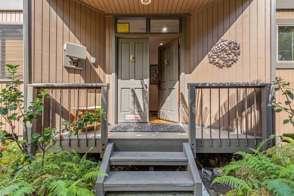 Air-conditioned Ocean Front Hawaii Townhome! - Sleeps 6 - Vrkcv