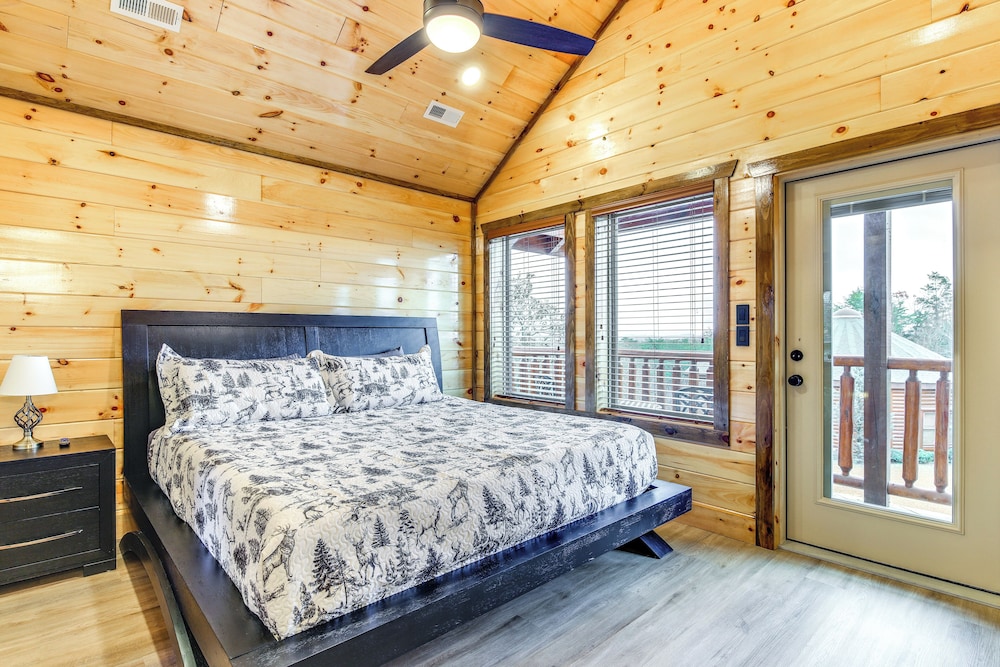 Hot Tub & Spectacular Views: Sevierville Cabin