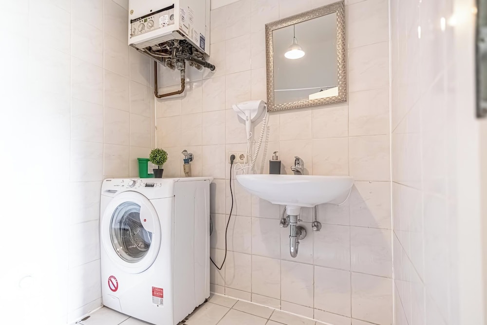 Long Stay 3BR Apartment Near Center