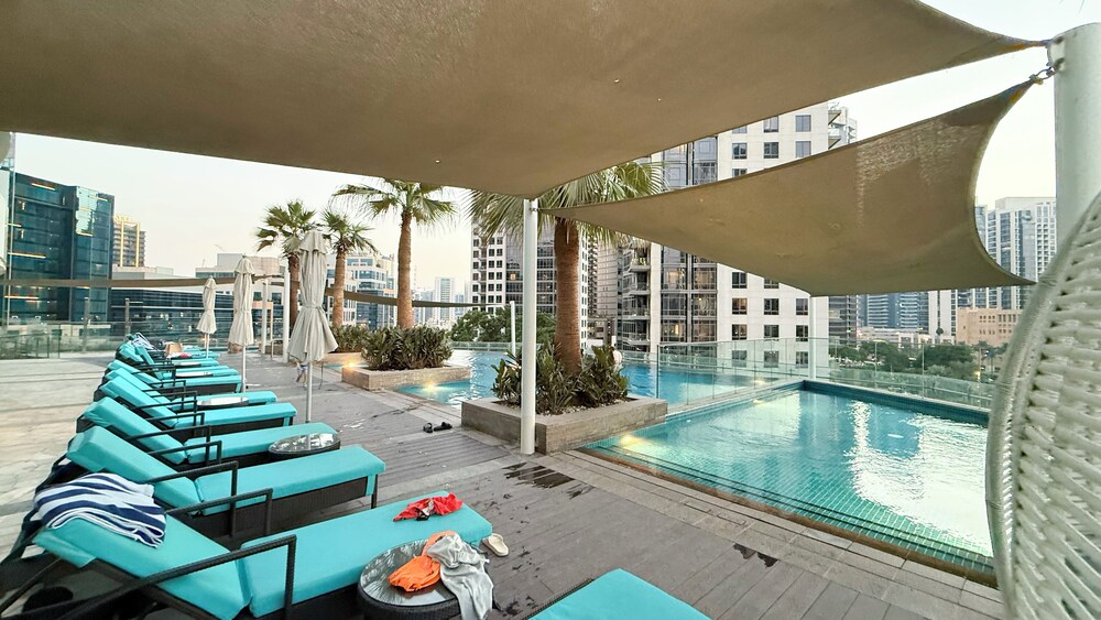DAMAC Suites by Hostiva – Burj & Fountain