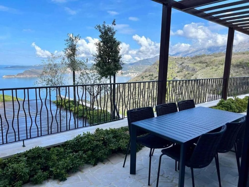 Seaview Hideaway- Premium Apartment