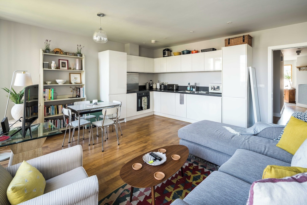 Shiny & Comfy stay with Underground links nearby!
