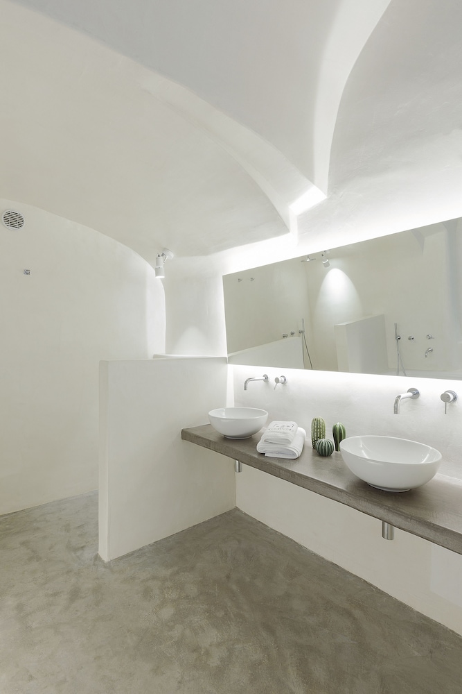Alluvial Santorini Suites