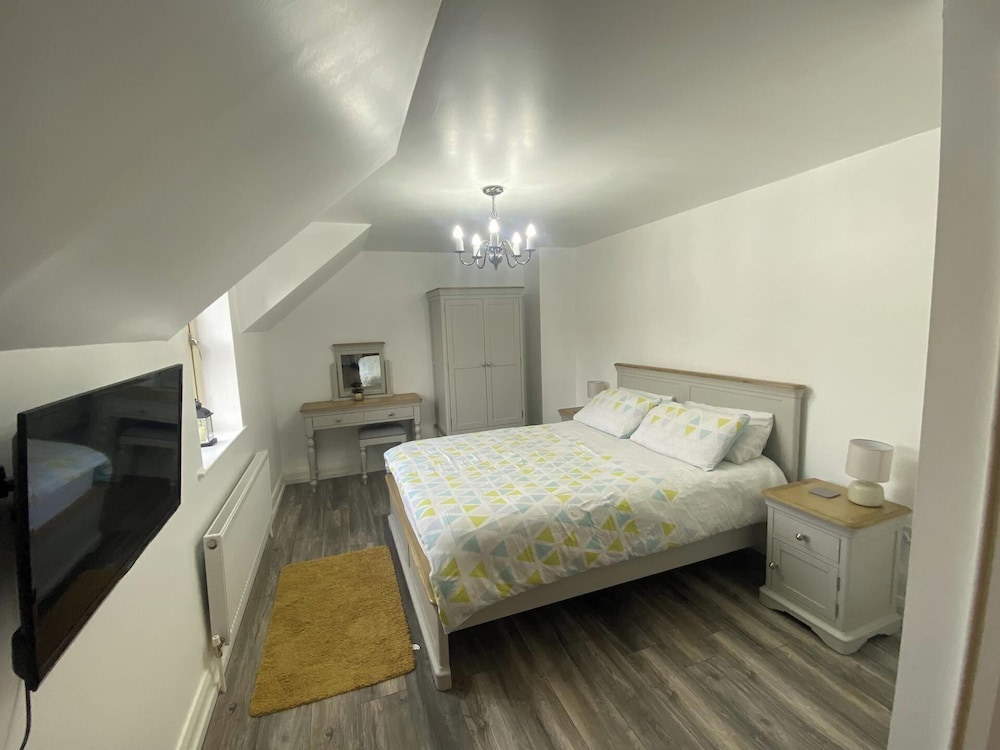 Mountain View Retreat in Rostrevor With hot Tub