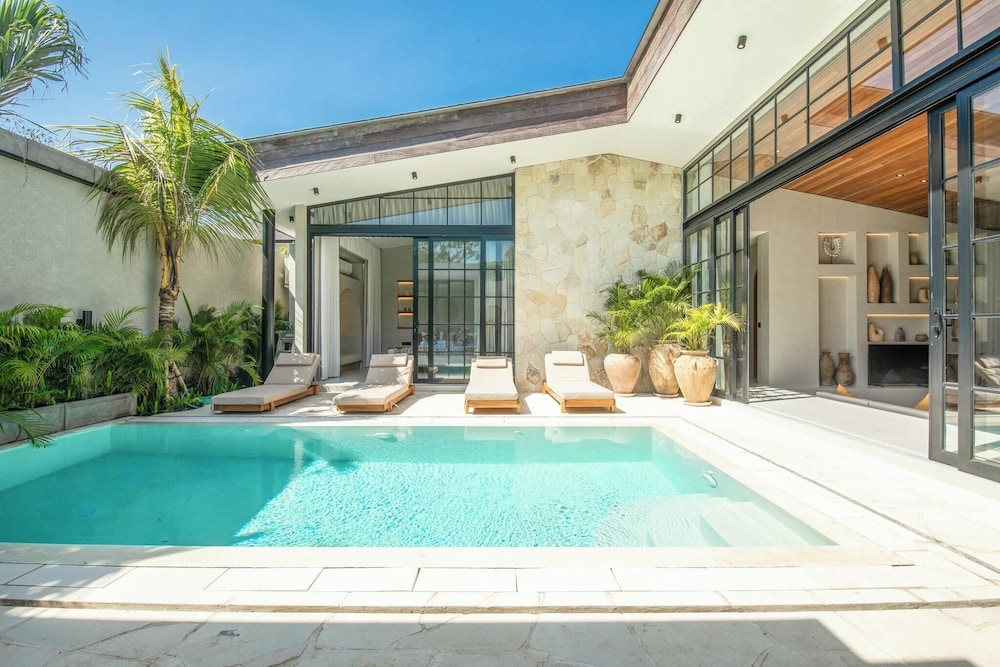 Stylish 5BR Boho Hideaway, 5 Minutes Bingin Beach