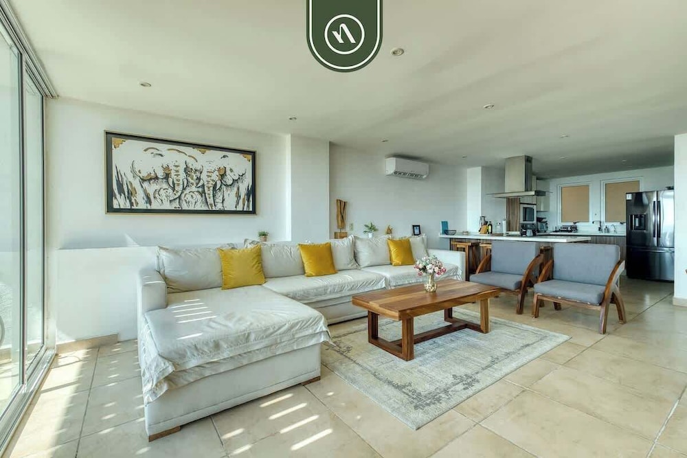 Amazing 3 BR Penthouse With Beachclub