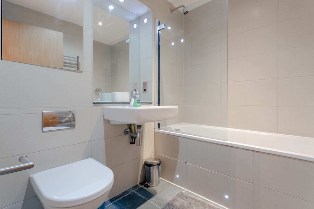 A Spacious 2 Bedroom Apartment In Aldgate East