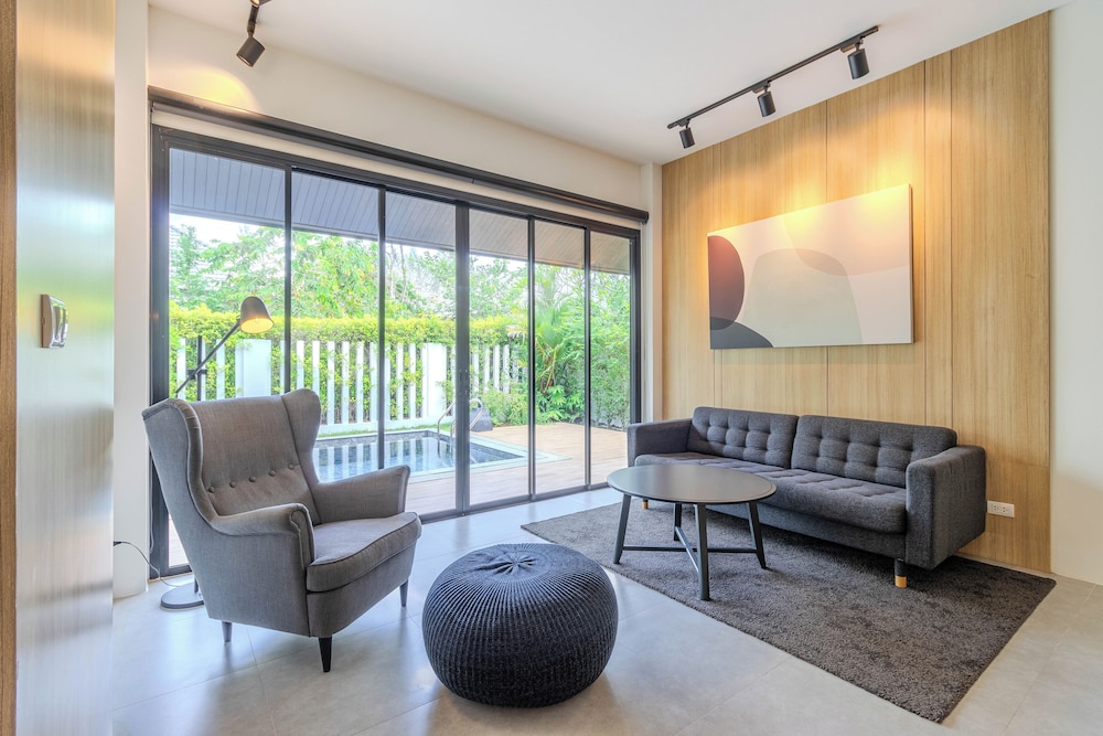 2BR with Pool & Garden Near Beach V242