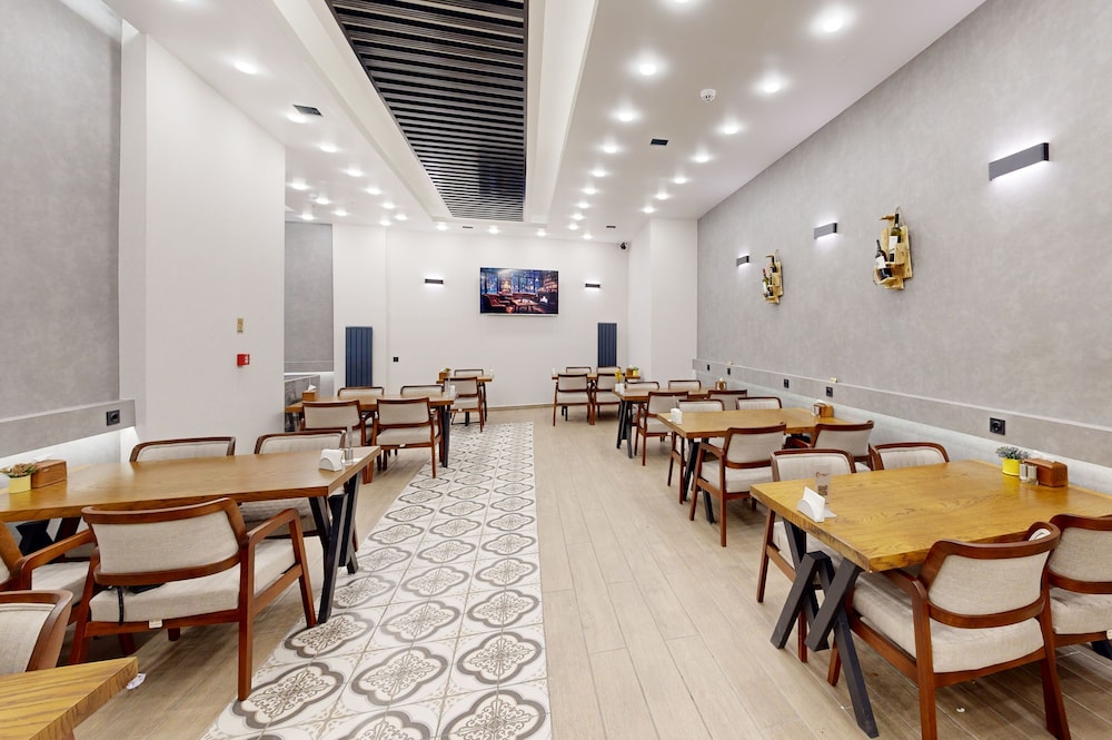 King City Otel - Image 48